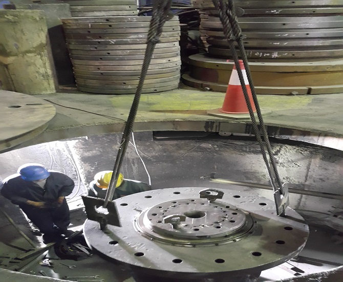 This image has an empty alt attribute; its file name is vertical2.jpg